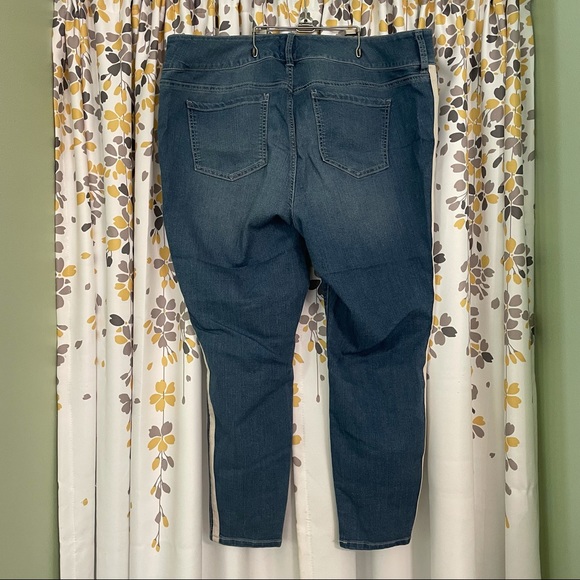 Torrid jeggings with stripe size 20 short - Picture 2 of 9